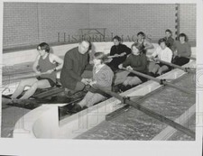 Usado, Press Photo Laking Rowing Club Membros e Presidente no Indoor Center em Essex comprar usado  Enviando para Brazil