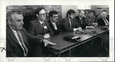 1984 Press Photo William McNea com vereador em suporte de proposta de arma 9mm. comprar usado  Enviando para Brazil