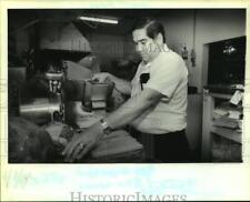 1991 Press Photo Man usa máquina de moer para uma laje de carne. - nob16704 comprar usado  Enviando para Brazil