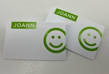 Paquete de 2 etiquetas con nombre facial sonriente Joann telas y artesanías, verde y blanco con alfiler trasero segunda mano  Embacar hacia Mexico