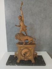 Antico orologio con usato Antico orologio con usato  Valenzano