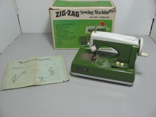 Mini máquina de costura vintage Ideal Zig Zag anos 60 operada por bateria com caixa original comprar usado  Enviando para Brazil