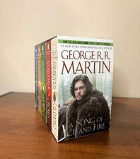 George R. R. Martin's A Game of Thrones 5 livros conjunto na caixa (Canção de Gelo e Fogo) comprar usado  Enviando para Brazil