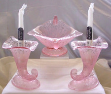 CONJUNTO DE CONSOLE FENTON"50%VENDA~DÉCADA DE 1930"ROSA"MING" VIDRO" PERFEITO~11"TIGELA+(2)6"VARAS DE VELA" comprar usado  Enviando para Brazil