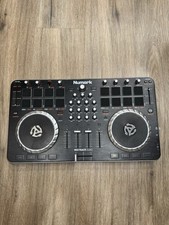 Numark Mixtrack Quad 4-kanałowy kontroler DJ z wielokolorowym bębnem Audio I/O 16  na sprzedaż Numark Mixtrack Quad 4-kanałowy kontroler DJ z wielokolorowym bębnem Audio I/O 16  na sprzedaż  Wysyłka do Poland