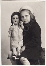 Linda menina pequena com BONECA TAMANHO GRANDE assinada foto de armário Alemanha RDA 1946 comprar usado  Enviando para Brazil
