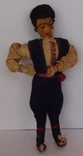 Boneca vintage feita à mão em traje folclórico masculino sérvio. Década de 1950. comprar usado  Enviando para Brazil