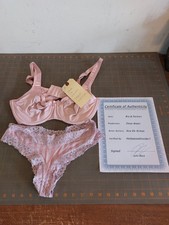Sutiã e calcinha guarda-roupa filme águas profundas Ana de Armas com certificado de autenticidade rosa, usado comprar usado Sutiã e calcinha guarda-roupa filme águas profundas Ana de Armas com certificado de autenticidade rosa, usado comprar usado  Enviando para Brazil