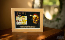 THE HOBBIT PROP - PRODUÇÃO FEITA - ETIQUETA DE FRASCO DE MEL BILBO - SENHOR DOS ANÉIS comprar usado THE HOBBIT PROP - PRODUÇÃO FEITA - ETIQUETA DE FRASCO DE MEL BILBO - SENHOR DOS ANÉIS comprar usado  Enviando para Brazil