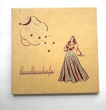 CAIXA DE LENÇO VINTAGE HANKY BOX DÉCADA DE 1940 SENHORA EM UM VESTIDO CÉU ESTRELAS ADORÁVEL! comprar usado CAIXA DE LENÇO VINTAGE HANKY BOX DÉCADA DE 1940 SENHORA EM UM VESTIDO CÉU ESTRELAS ADORÁVEL! comprar usado  Enviando para Brazil