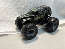 Monster Jam Grave Digger Overcast Black Cage 1:64, usado comprar usado  Enviando para Brazil