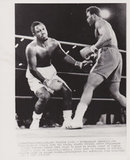 1973 Press Photo George Foreman Knocks Out Heavyweight Champion Joe Frazier comprar usado  Enviando para Brazil