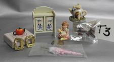 T3. ARMÁRIO DE MADEIRA VINTAGE MINIATURA CASA DE BONECAS -2x QUADROS FOTOGRÁFICOS -BULE -BONECA comprar usado  Enviando para Brazil