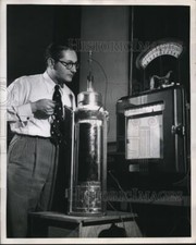 1950 Press Photo Westinghouse lab, electrical current with cold tempatures comprar usado 1950 Press Photo Westinghouse lab, electrical current with cold tempatures comprar usado  Enviando para Brazil
