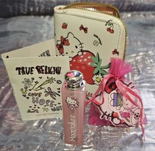 Carteira Sanrio Hello Kitty morango + amostra de perfume True Religion + brilho labial + comprar usado Carteira Sanrio Hello Kitty morango + amostra de perfume True Religion + brilho labial + comprar usado  Enviando para Brazil