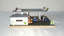 SCENA: Faller 130347 BP stacja benzynowa + samochody, figurki Preiser 10709 H0 III epoka, używany na sprzedaż  PL