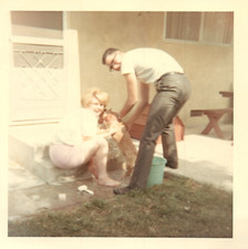 Usado, Foto vintage de casal tomando banho de cachorro juntos engraçado fofo amantes de animais comprar usado  Enviando para Brazil