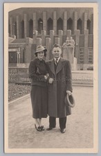 Düsseldorf 1936 - Paar vor Planetarium - altes Foto 1930er comprar usado Düsseldorf 1936 - Paar vor Planetarium - altes Foto 1930er comprar usado  Enviando para Brazil