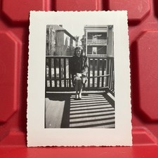 Fotografia vintage década de 1940 feminina sentada no deck varanda 3 x 4 1/8 comprar usado  Enviando para Brazil