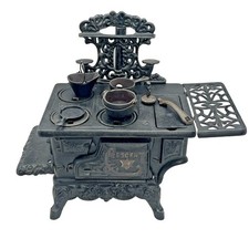 Brinquedo de fogão a lenha vintage miniatura ferro fundido crescente com acessórios década de 1950 comprar usado Brinquedo de fogão a lenha vintage miniatura ferro fundido crescente com acessórios década de 1950 comprar usado  Enviando para Brazil