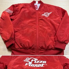 Usado, Jaqueta Pizza Planet Satin Bomber Windbreaker Disney Toy Story média retrô comprar usado  Enviando para Brazil