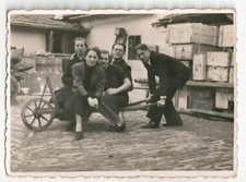 Carrinho de madeira People Se divertindo foto vintage vintage homem mulher, usado comprar usado  Enviando para Brazil