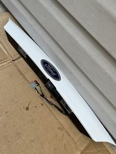 Tampa traseira Ford Fiesta Hatch 2014-2019 acabamento de moldura com emblema com câmera branca fabricante de equipamento original comprar usado  Enviando para Brazil