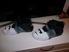 Scarpe sportive nuove usato  Villachiara
