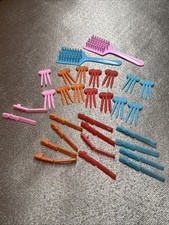 DE COLECCIÓN BARBIE/CLONE ACCESORIOS PARA EL CABELLO CLIPS PEINES Y CEPILLOS USADOS EN EXCELENTE ESTADO segunda mano  Embacar hacia Mexico