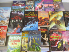 Usado, Romances de Anne McCaffrey grande seleção combinar postagem - Complete sua coleção comprar usado  Enviando para Brazil