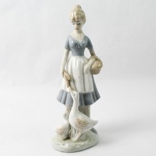 Simpson porcelain figurine d'occasion  Expédié en Belgium