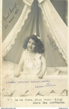 Little girl kneeling d'occasion  Expédié en Belgium