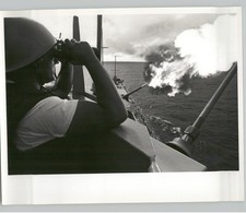 ARMAS DE TIRO a bordo NAVY Cruiser USS NEWPORT Willard Bass 1967 foto de imprensa comprar usado ARMAS DE TIRO a bordo NAVY Cruiser USS NEWPORT Willard Bass 1967 foto de imprensa comprar usado  Enviando para Brazil