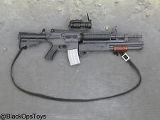 Rifle M4 preto brinquedo escala 1/6 com espingarda, mira telescópica e estilingue comprar usado  Enviando para Brazil