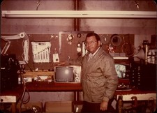 Usado, Homem com TV Vintage em Oficina - Foto Encontrada 1976 comprar usado  Enviando para Brazil