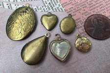 Lote 6 de berloques vintage de medalhões de metal envelhecido principalmente latão, usado comprar usado  Enviando para Brazil