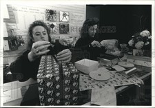 Foto de prensa 1991 envolturas de regalo Aubra Porter y Sara Emerson en Mayfair Mall segunda mano  Embacar hacia Mexico