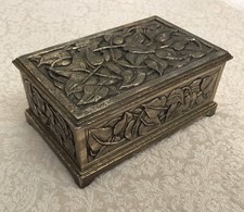 Linda caixa antiga elegante, joias, bugigangas, relevo floral, forro de madeira comprar usado Linda caixa antiga elegante, joias, bugigangas, relevo floral, forro de madeira comprar usado  Enviando para Brazil