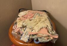 Lote de ropa y accesorios vintage para muñecas caja de pañuelos miniatura perchas de jabón segunda mano  Embacar hacia Mexico