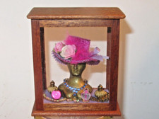 Casa de bonecas miniatura joias perfume chapéu rosa loja display moldura de madeira 1:12 comprar usado  Enviando para Brazil