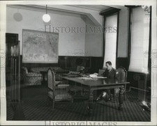 Foto de imprensa 1946 Don Bell prisioneiro em Santos Tomas sentado na mesa de Hideki Tojo comprar usado  Enviando para Brazil