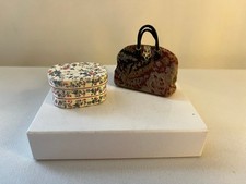 Casa de bonecas miniatura "Karen Hochradel" carpete artesanal bolsa e caixa de chapéu, usado comprar usado  Enviando para Brazil