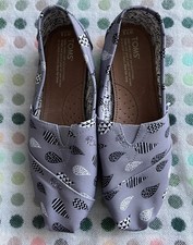 Sapato sem salto estampado Toms Raindrops ☔️ tamanho 7,5 Novo sem etiquetas comprar usado  Enviando para Brazil
