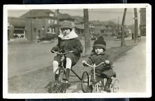 Usado, Foto vintage CRIANÇAS PEQUENAS ANDAM DE BICICLETA NA CALÇADA DÉCADA DE 1920 INÍCIO AMERICANO comprar usado  Enviando para Brazil