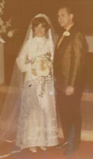 Novia y novio juntos después de la ceremonia de boda años 70 segunda mano  Embacar hacia Mexico