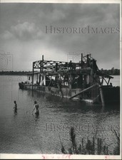 Usado, 1964 Press Photo draga de areia restos no rio San Jacinto no Texas - hcx16761 comprar usado Usado, 1964 Press Photo draga de areia restos no rio San Jacinto no Texas - hcx16761 comprar usado  Enviando para Brazil
