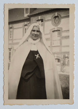 Smiling religious sister d'occasion  Expédié en Belgium