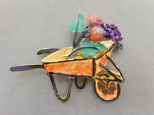 CARRINHO DE FRUTAS VINTAGE CARRINHO DE MÃO MAÇÃ PÊRA UVAS ESMALTE TOM DOURADO BROCHE comprar usado  Enviando para Brazil