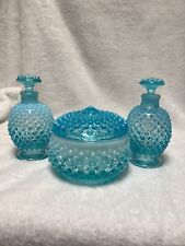 Antigo CONJUNTO DE CÔMODA FENTON AZUL OPALESCENTE HOBNAIL FRASCOS DE PERFUME FRASCO DE PÓ 3 peças comprar usado  Enviando para Brazil
