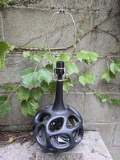 Usado, Abajur de mesa Silverwood Clove preto resina geométrica 21" altura 8" diâmetro comprar usado  Enviando para Brazil